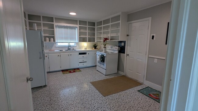 Building Photo - 2417 S Kennedy Ave