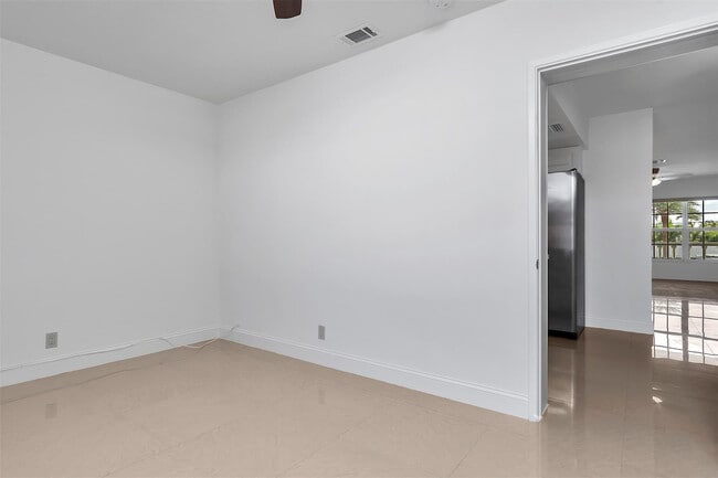 Building Photo - 1049 NW 30th Ct