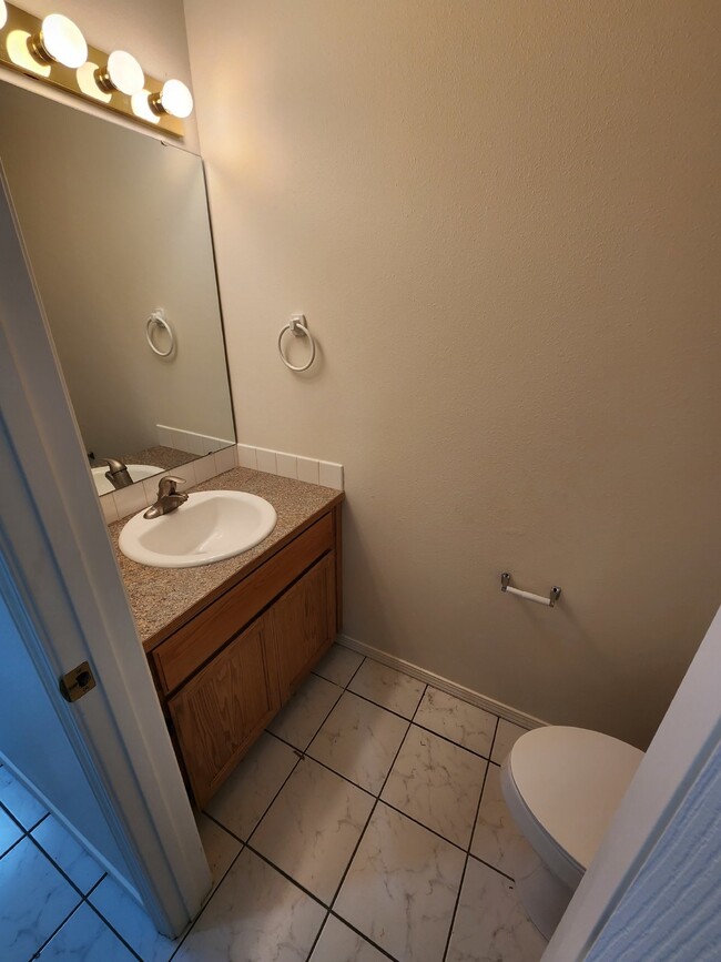 Building Photo - "Spacious 3-Bed Duplex Retreat in Tacoma: ...