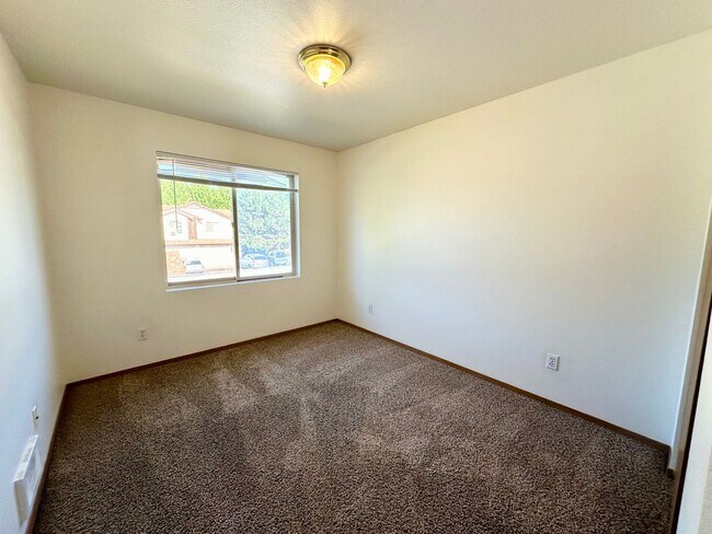 Building Photo - 2103 Yellowstone St