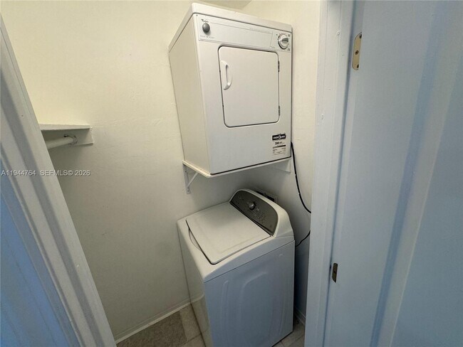 Building Photo - 2843 NE 30th St