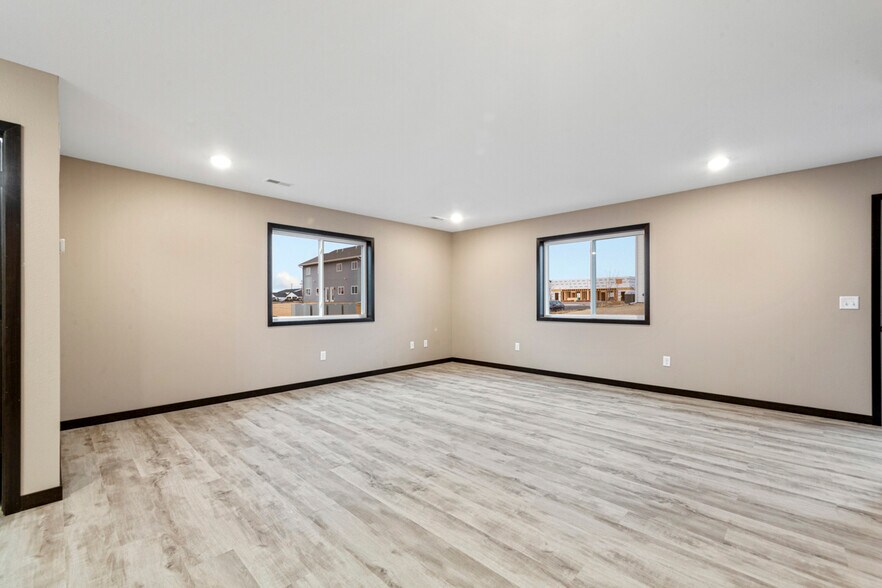 Building Photo - 3200 Noble Dr