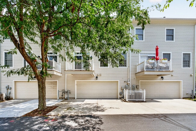 Building Photo - Beautiful 3 Bed Townhome In the Heart Of Village Of West Clay!