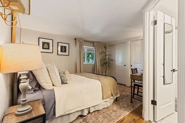 Building Photo - Luxury 5 Bedroom Home with Panoramic Views...