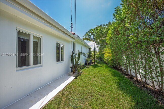 Building Photo - 1450 SW 20th Ct