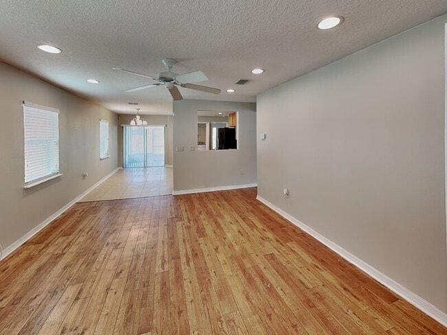 Building Photo - 1043 Bethpage Rd