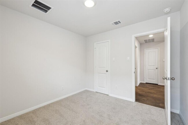Building Photo - 528 Evergreen Sumac Lp