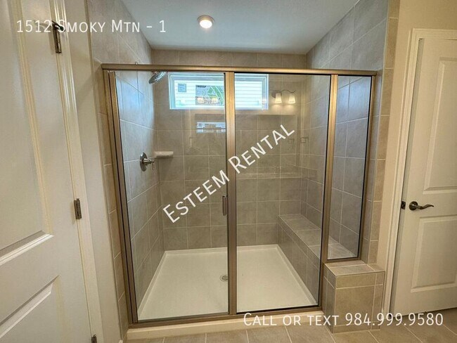 Building Photo - 1512 Smoky Mountains St