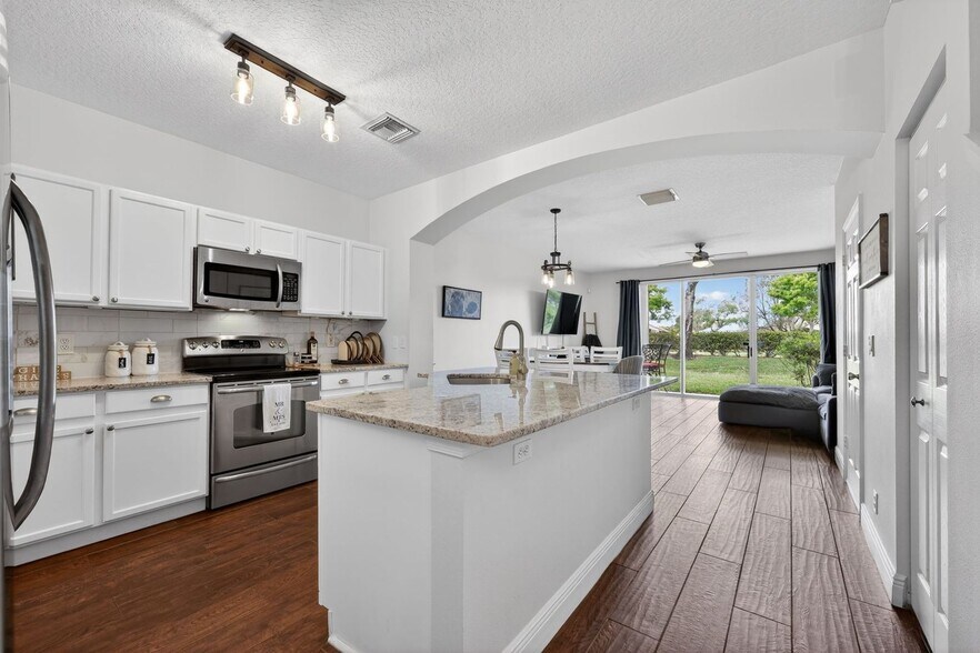 Building Photo - 8023 Bellagio Ln