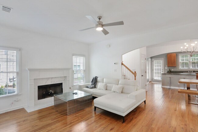 Building Photo - Spacious Grant Park Home