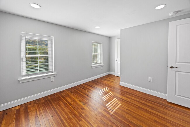 Building Photo - 733 E Elm St