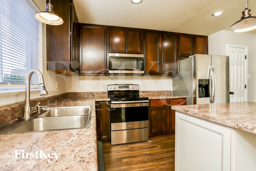 Building Photo - 1702 Briarmanor Dr