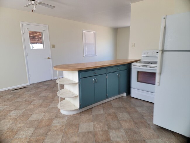 Building Photo - Moab Utah rental available with views of m...