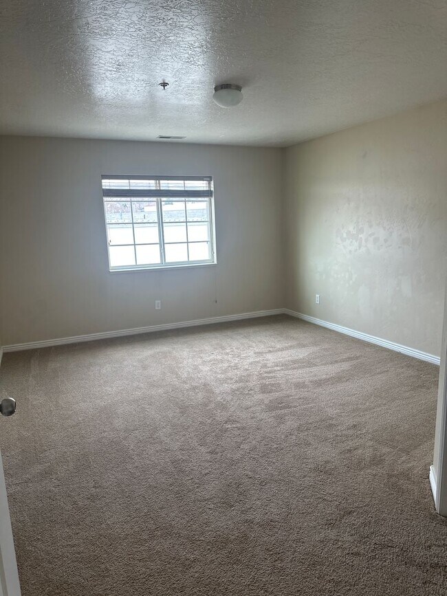 Building Photo - Move in Special Free Storage unit*