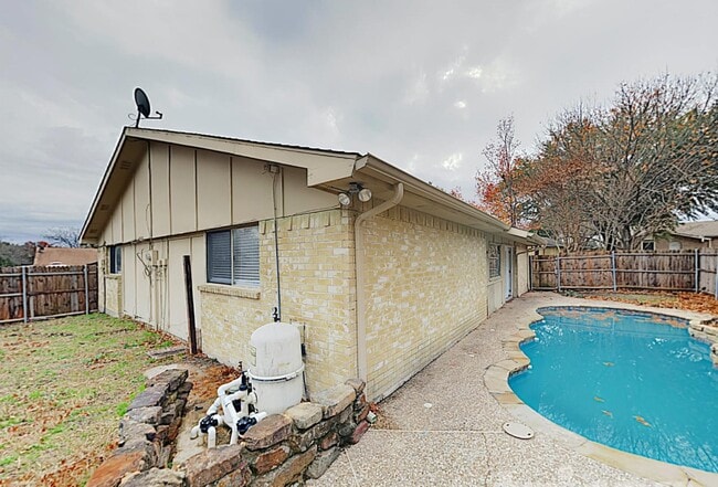 Building Photo - MOVE IN READY