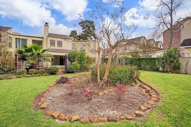 Building Photo - 217 Roy St