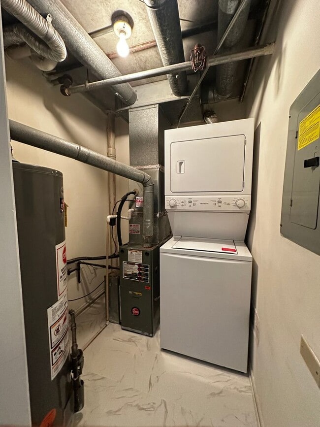 Building Photo - 6020 Lake Bluff Dr