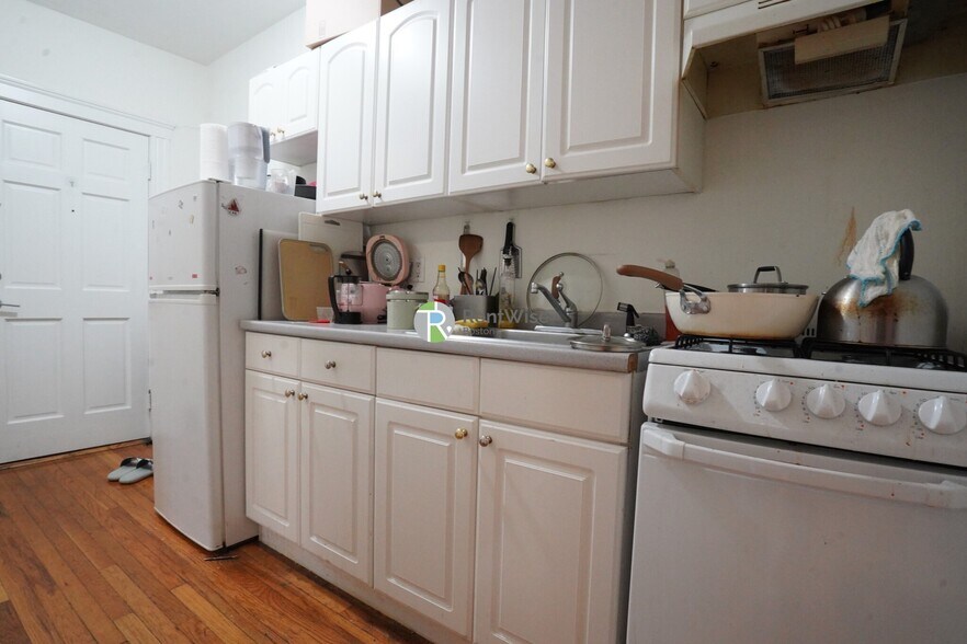 Building Photo - 6 Camelot Ct