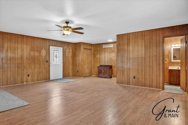 Building Photo - 3 bedroom 2 bath