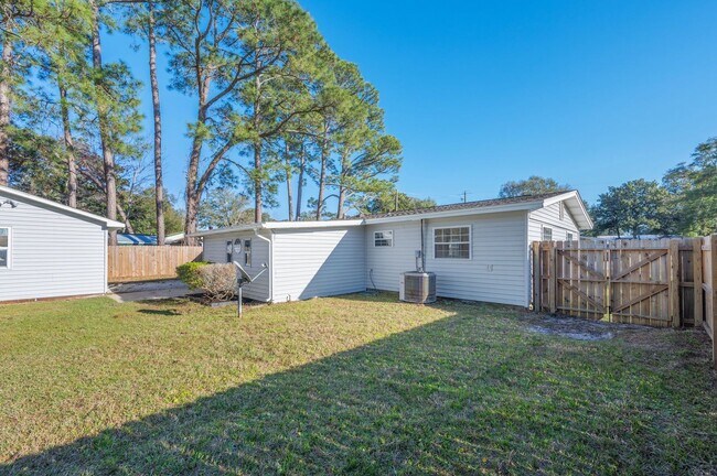 Building Photo - 3 bedroom in Mary Esther Heights!