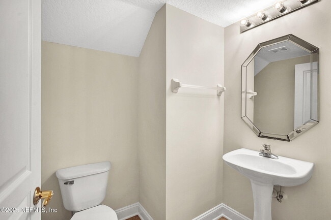 Building Photo - 1761 Highland View Dr