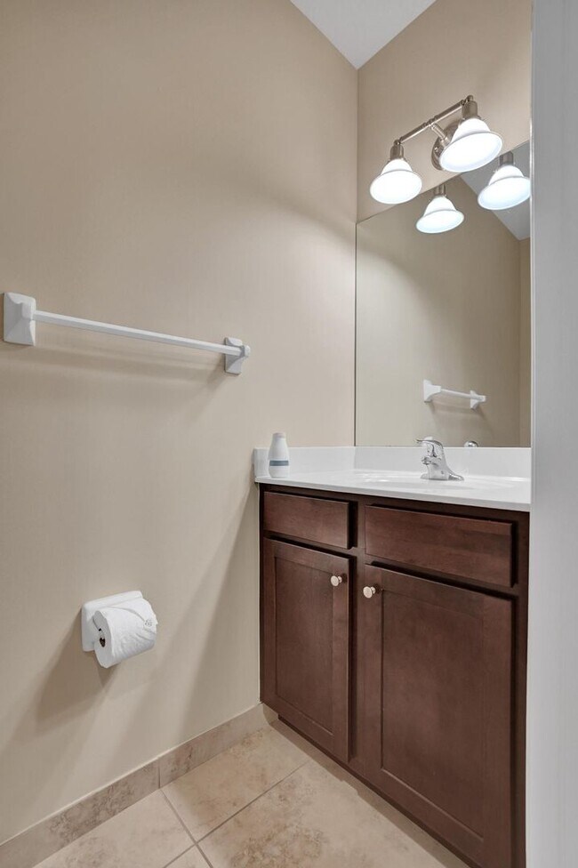 Building Photo - Gorgeous Townhome in Parkland