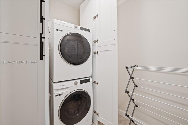 Building Photo - 4420 SW 14th St