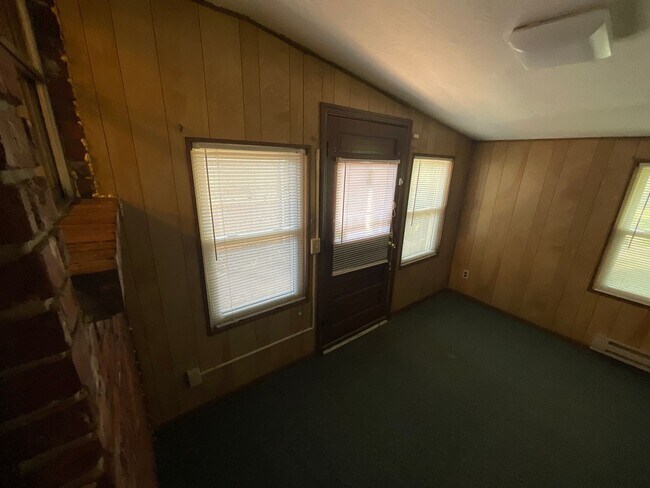 Building Photo - Spacious 3 bed, 1 1/2 bath, 1 car garage with carport