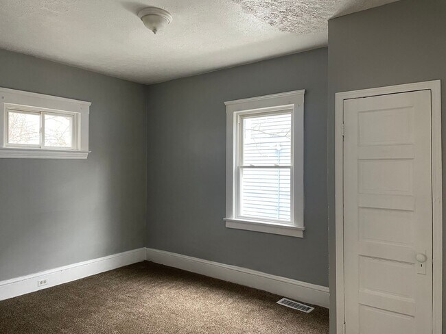 Building Photo - 4 BED 1 BATH SINGLE FAMILY HOME IN CLEVELAND!