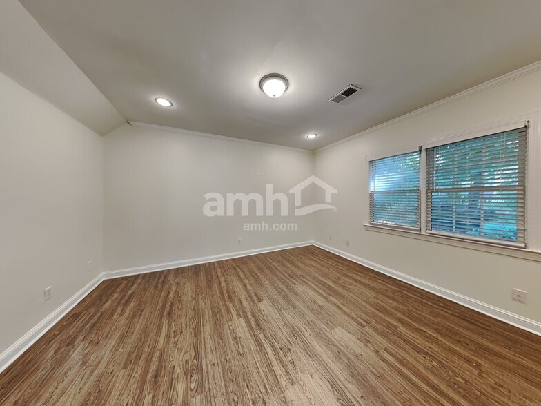 Building Photo - 7809 Hollow Oaks Ln