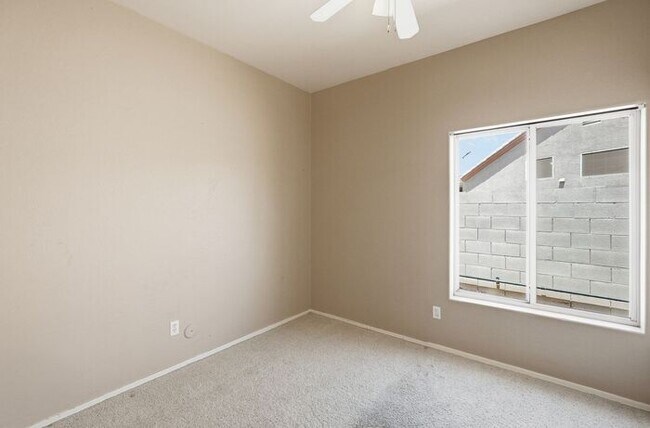 Building Photo - 4 Bed 2 Bath House with a pool!