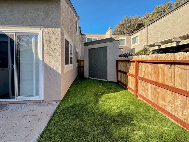 Building Photo - Completely Renovated 3+ Bed, 2 Bath Tierra...