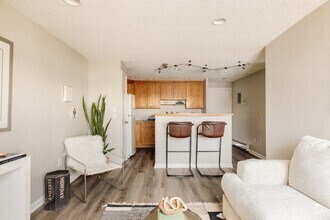 Building Photo - Top-Floor 2BA, 1BA Cap Hill Condo with Par...