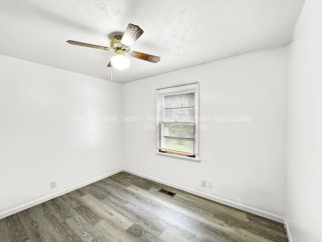 Building Photo - 1704 Lenland Ave