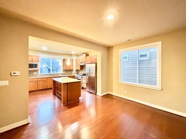 Building Photo - Stunning Issaquah Highlands View Home | 4 Bed + 3.5 Bath | Mountain Views & Prime Location