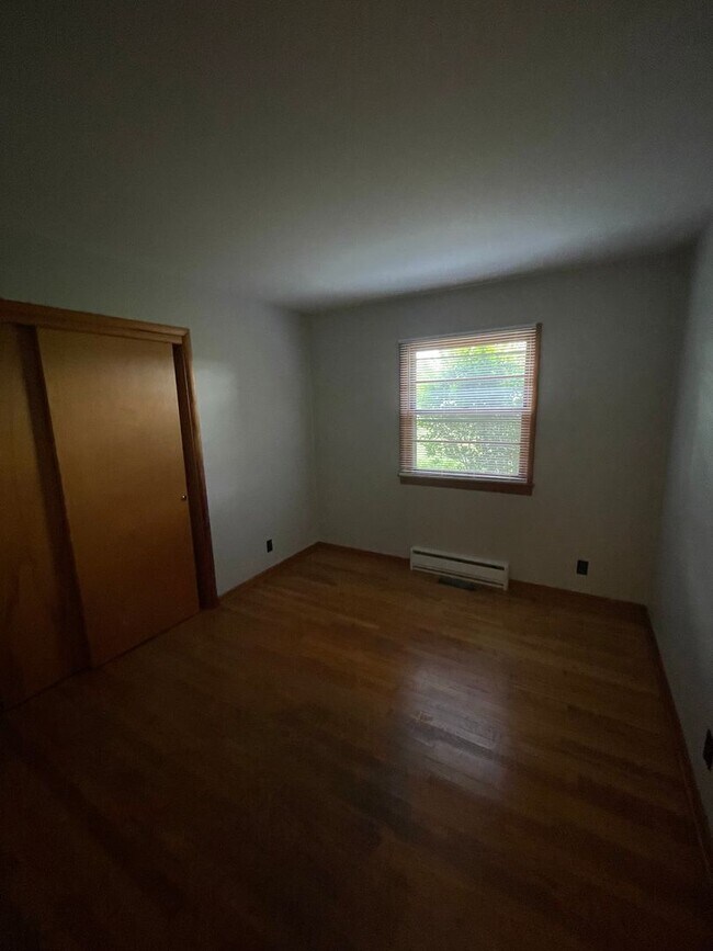 Building Photo - Three Bedroom Single Family Home in the Co...