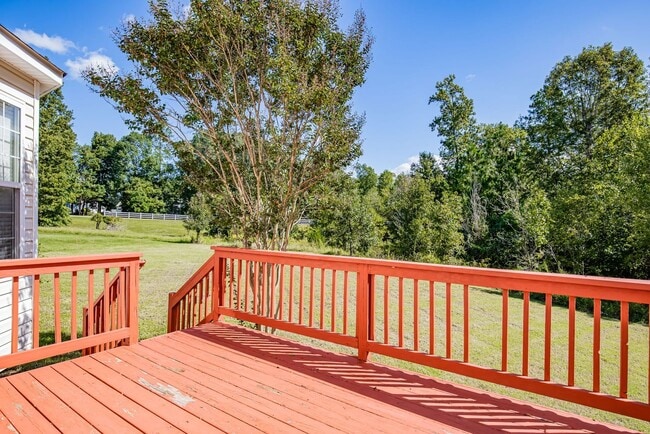 Building Photo - Beautiful Chesterfield Home Is Ready For Y...