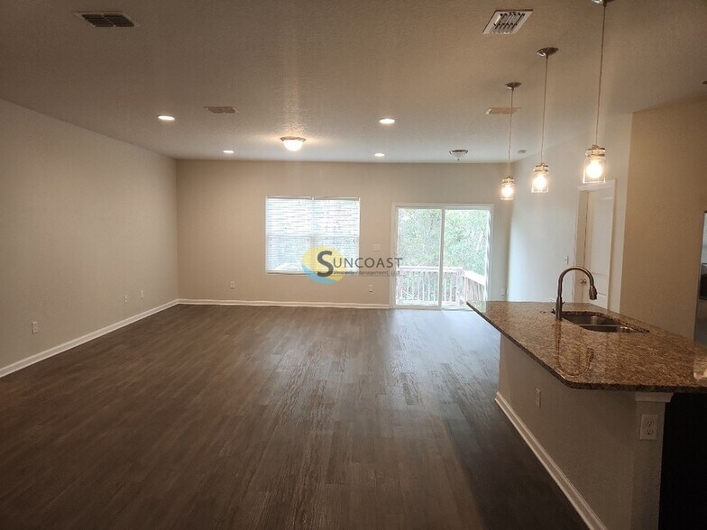 Building Photo - 1579 Lockend Rd