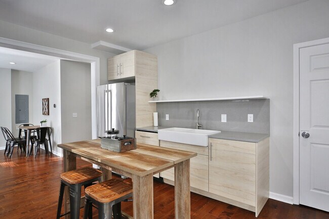 Building Photo - 137 E Tompkins St