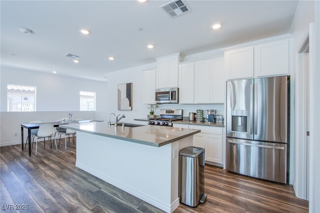 Building Photo - 226 Callen Falls Ave