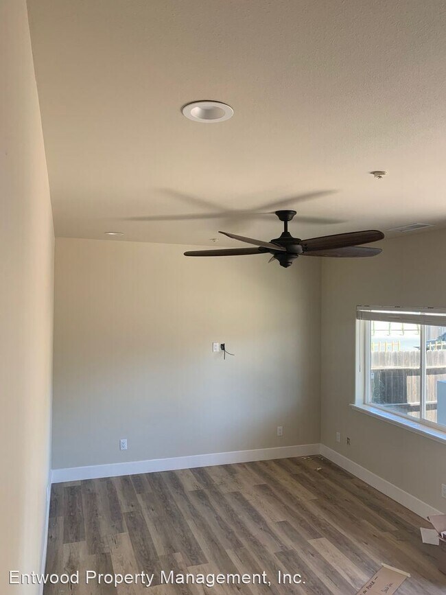 Building Photo - 2 br, 1 bath House - 832 W. 11th Avenue