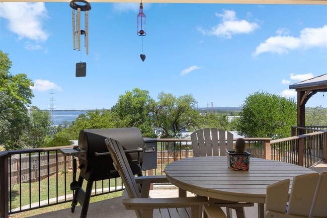 Building Photo - 104 Kings Way