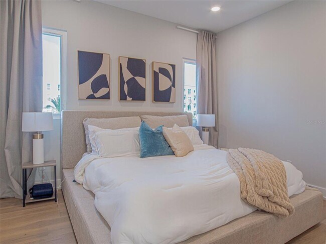 Building Photo - 370 6th St S