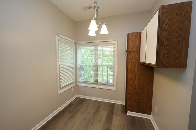 Building Photo - 2-Bedroom Top Floor Condo in Desirable Sun...