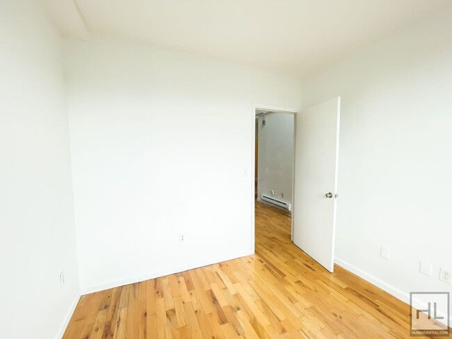 Building Photo - MELROSE STREET / Spacious 3-Bed 1-bath Bus...