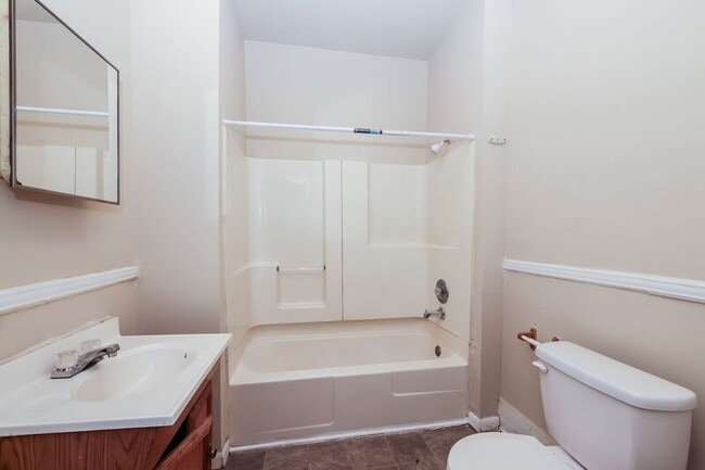 Building Photo - 557/559 E Madison Ave