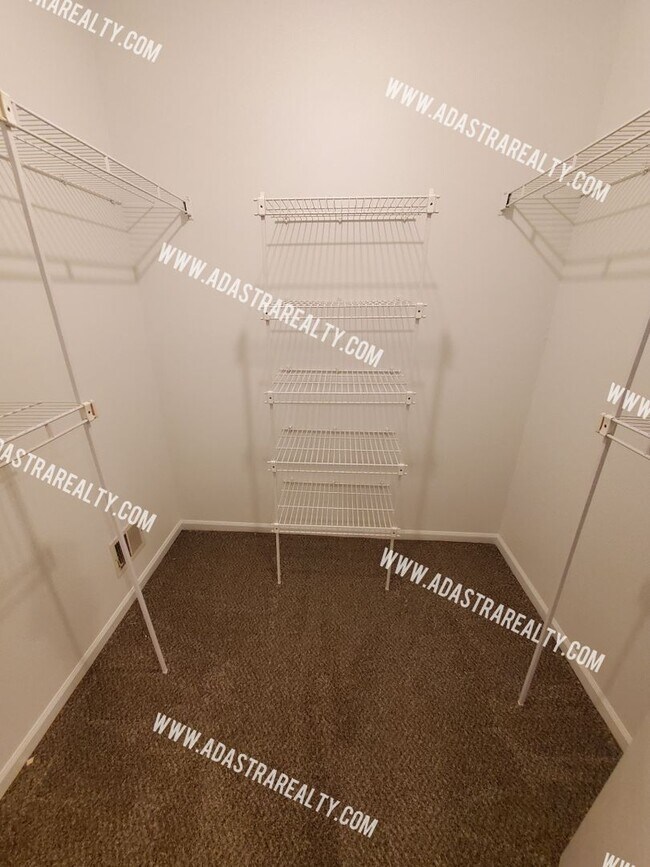 Building Photo - Gorgeous Shawnee Mission NW Home-Coming SO...