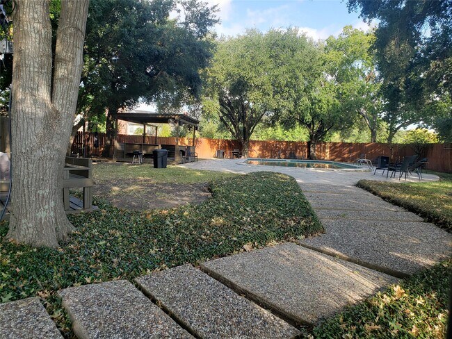 Building Photo - 11710 Southlake Dr