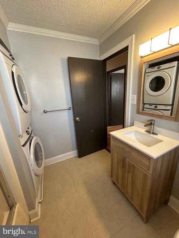 Building Photo - 400 Main St