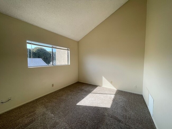 Building Photo - Two Bedroom Condo on Southside